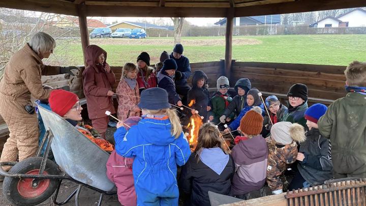 Spejder i bålhytte rister skumfiduser