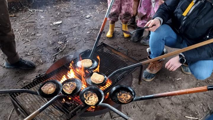 Spejder bager frokostbrød